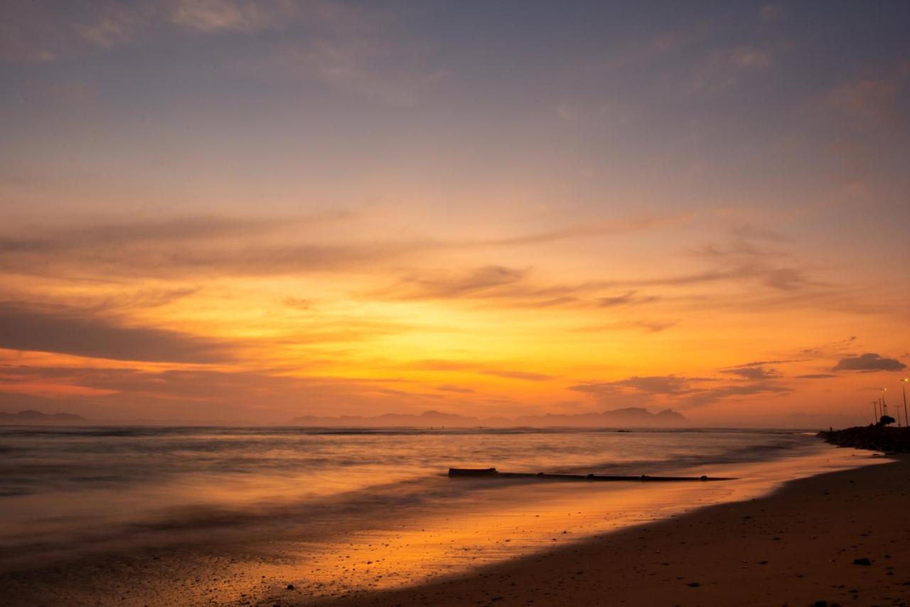 Ocean Breeze Hotel Strand Ngoại thất bức ảnh